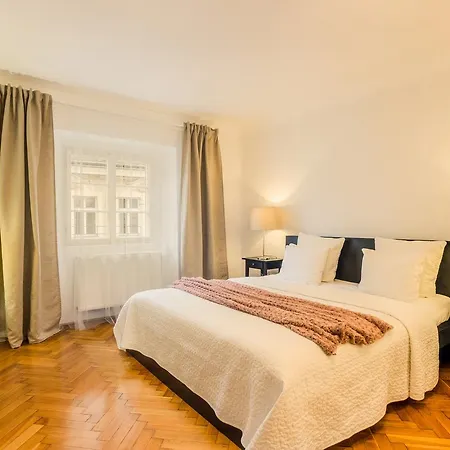 Royal Route Apartment *